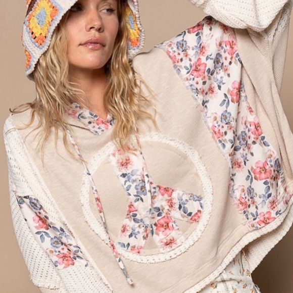 915. POL Pullover Hoodie Women's Oversized Tan Peace Applique Long Sleeve. - Picture 2 of 7